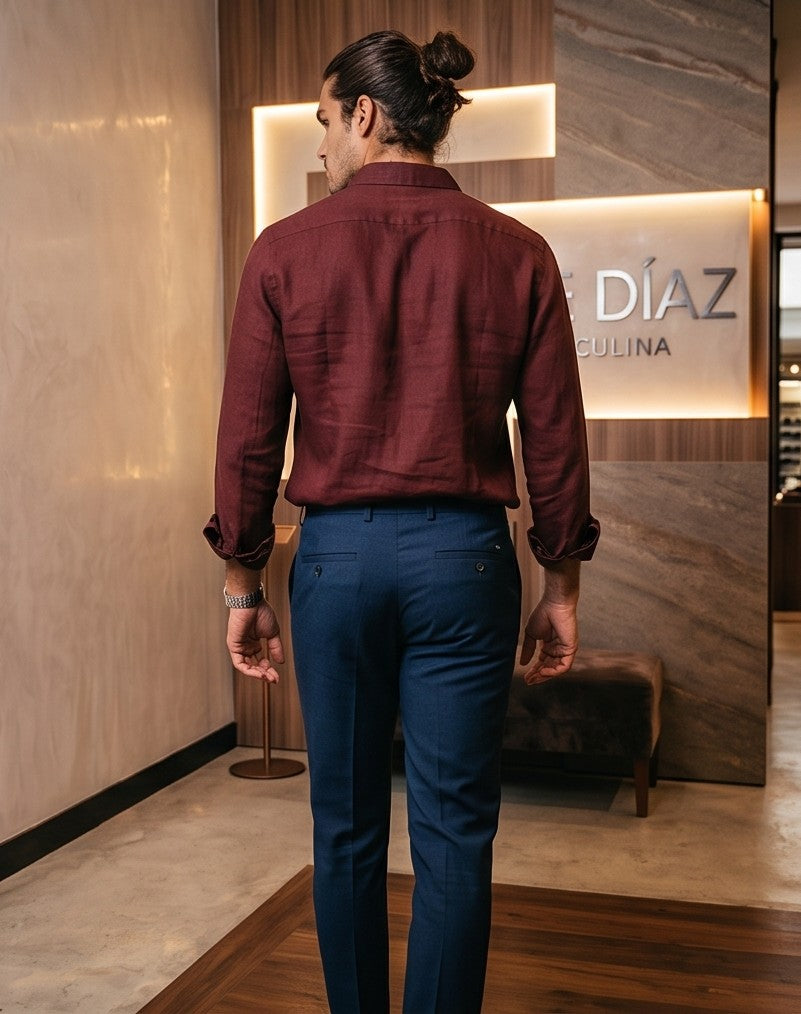 Camisa de lino para hombre de manga larga con diseño texturizado en 8 colores vibrantes dispuestos en franjas horizontales: azul marino, celeste, verde, amarillo, naranja, rojo, rosa y blanco. Presenta cuello italiano, botonadura frontal blanca y un ajuste casual y ligero.