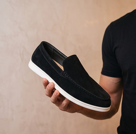 Mocasines casuales para hombre confeccionados en suave tejido de ante con puntera pespunteada y suela plana blanca ultraligera, disponibles en cuatro tonos versátiles: negro, gris marengo, azul claro pastel y beige arena