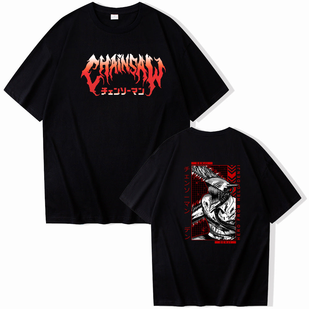 Camiseta manga corta de corte suelto y estilo urbano Harajuku inspirada en Chainsaw Man, confeccionada en tejido modal suave. Presenta estampado gótico en el pecho y panel gráfico de Denji motosierra en la espalda; disponible en 8 colores: negro, blanco, gris, rosa claro, celeste, amarillo suave, verde oliva y granate burdeos