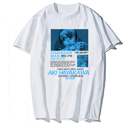 Camiseta gráfica de corte holgado estilo Harajuku inspirada en Aki Hayakawa de Chainsaw Man, confeccionada en tejido modal suave con estampado frontal en tonos azules, disponible en negro, gris vigoré, rosa pastel, blanco y azul cielo