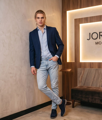 Zapatos casuales de estilo brogue para hombre, disponibles en cuatro colores: marrón, azul marino, negro y marrón oscuro. Cuentan con un diseño de cordones, detalles decorativos de perforaciones y una suela de goma blanca en contraste.