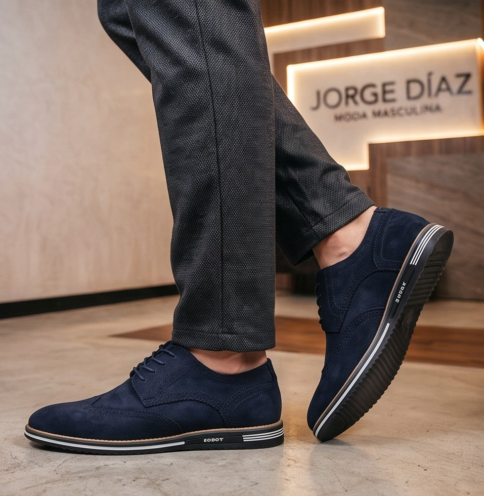 Zapatos casuales de estilo brogue para hombre, disponibles en cuatro colores: marrón, azul marino, negro y marrón oscuro. Cuentan con un diseño de cordones, detalles decorativos de perforaciones y una suela de goma blanca en contraste.