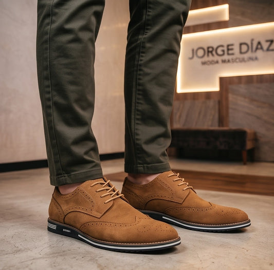 Zapatos casuales de estilo brogue para hombre, disponibles en cuatro colores: marrón, azul marino, negro y marrón oscuro. Cuentan con un diseño de cordones, detalles decorativos de perforaciones y una suela de goma blanca en contraste.