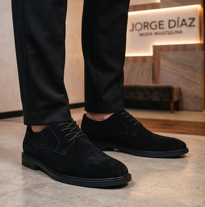 Zapatos casuales de estilo brogue para hombre, disponibles en cuatro colores: marrón, azul marino, negro y marrón oscuro. Cuentan con un diseño de cordones, detalles decorativos de perforaciones y una suela de goma blanca en contraste.