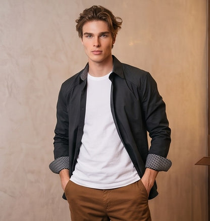 Camisa casual de hombre confeccionada en algodón liso, de corte holgado y manga larga, con cuello de solapa camisero abotonado al frente y detalle estampado en el borde interno de los puños y cuello, mostrada de frente y de espaldas en tonos café rojizo y gris oscuro azulado.