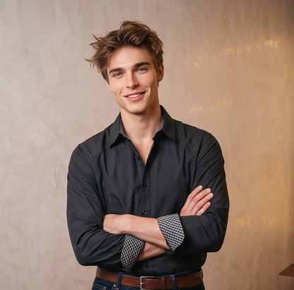 Camisa casual de hombre confeccionada en algodón liso, de corte holgado y manga larga, con cuello de solapa camisero abotonado al frente y detalle estampado en el borde interno de los puños y cuello, mostrada de frente y de espaldas en tonos café rojizo y gris oscuro azulado.