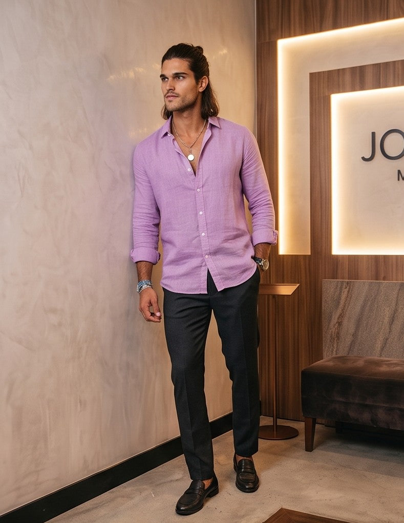 Camisa de lino para hombre de manga larga con diseño texturizado en 8 colores vibrantes dispuestos en franjas horizontales: azul marino, celeste, verde, amarillo, naranja, rojo, rosa y blanco. Presenta cuello italiano, botonadura frontal blanca y un ajuste casual y ligero.