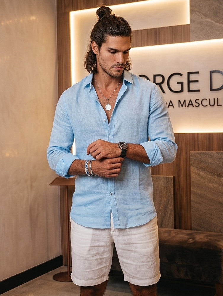 Camisa de lino para hombre de manga larga con diseño texturizado en 8 colores vibrantes dispuestos en franjas horizontales: azul marino, celeste, verde, amarillo, naranja, rojo, rosa y blanco. Presenta cuello italiano, botonadura frontal blanca y un ajuste casual y ligero.