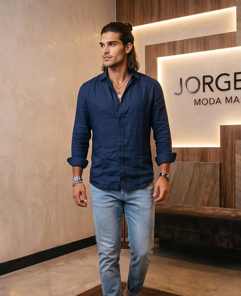 Camisa de lino para hombre de manga larga con diseño texturizado en 8 colores vibrantes dispuestos en franjas horizontales: azul marino, celeste, verde, amarillo, naranja, rojo, rosa y blanco. Presenta cuello italiano, botonadura frontal blanca y un ajuste casual y ligero.