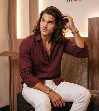 Camisa de lino para hombre de manga larga con diseño texturizado en 8 colores vibrantes dispuestos en franjas horizontales: azul marino, celeste, verde, amarillo, naranja, rojo, rosa y blanco. Presenta cuello italiano, botonadura frontal blanca y un ajuste casual y ligero.