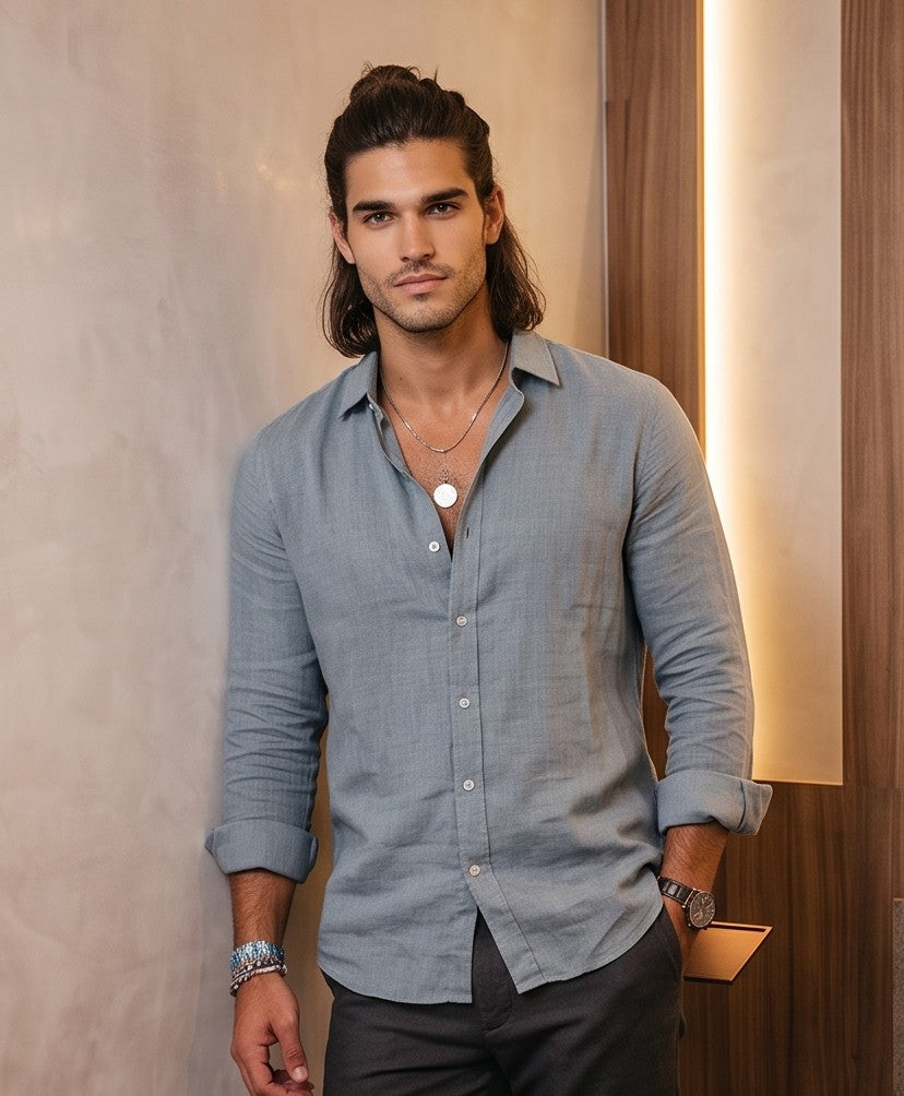Camisa de lino para hombre de manga larga con diseño texturizado en 8 colores vibrantes dispuestos en franjas horizontales: azul marino, celeste, verde, amarillo, naranja, rojo, rosa y blanco. Presenta cuello italiano, botonadura frontal blanca y un ajuste casual y ligero.