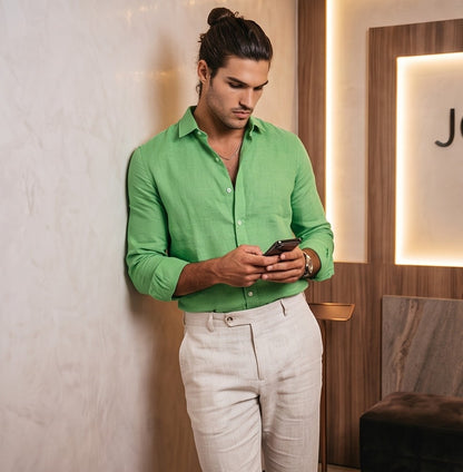 Camisa de lino para hombre de manga larga con diseño texturizado en 8 colores vibrantes dispuestos en franjas horizontales: azul marino, celeste, verde, amarillo, naranja, rojo, rosa y blanco. Presenta cuello italiano, botonadura frontal blanca y un ajuste casual y ligero.