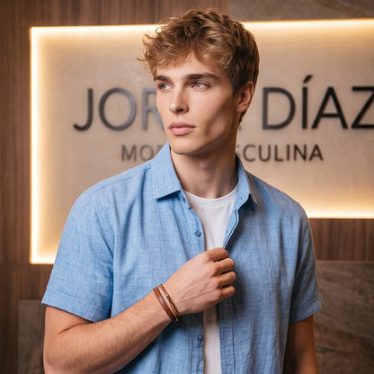 Camisa de lino y algodón para hombre de corte regular fit y manga corta con dobladillo, cuello cubano con solapa y cierre abotonado frontal, confeccionada en tejido transpirable disponible en 7 colores lisos: verde oliva, negro, gris marengo, azul marino, blanco puro, azul celeste y rosa palo.