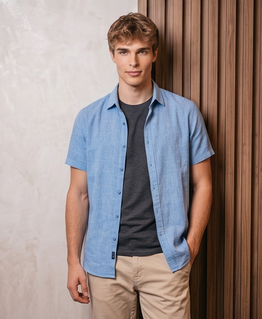 Camisa de lino y algodón para hombre de corte regular fit y manga corta con dobladillo, cuello cubano con solapa y cierre abotonado frontal, confeccionada en tejido transpirable disponible en 7 colores lisos: verde oliva, negro, gris marengo, azul marino, blanco puro, azul celeste y rosa palo.
