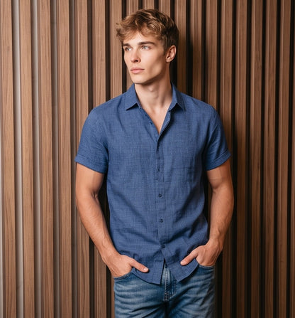 Camisa de lino y algodón para hombre de corte regular fit y manga corta con dobladillo, cuello cubano con solapa y cierre abotonado frontal, confeccionada en tejido transpirable disponible en 7 colores lisos: verde oliva, negro, gris marengo, azul marino, blanco puro, azul celeste y rosa palo.