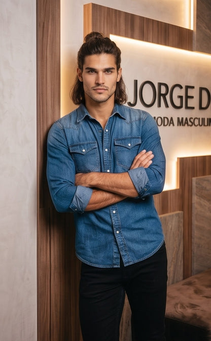 Camisa vaquera denim de estilo western para hombre de manga larga, corte entallado con canesú en hombros, cierre de corchetes a presión y doble bolsillo en el pecho, disponible en azul claro lavado, azul medio clásico y gris oscuro desgastado