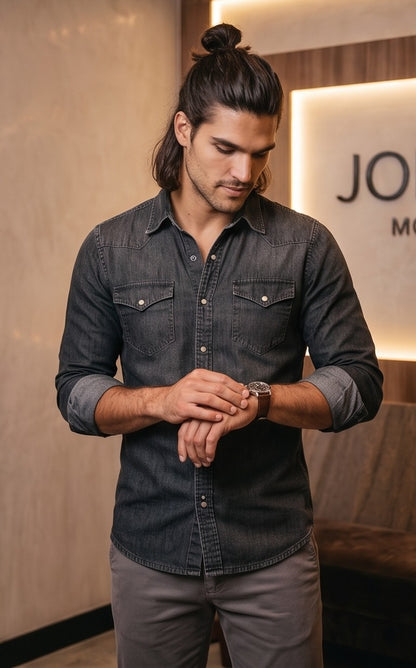 Camisa vaquera denim de estilo western para hombre de manga larga, corte entallado con canesú en hombros, cierre de corchetes a presión y doble bolsillo en el pecho, disponible en azul claro lavado, azul medio clásico y gris oscuro desgastado