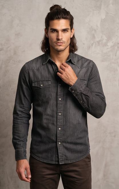 Camisa vaquera denim de estilo western para hombre de manga larga, corte entallado con canesú en hombros, cierre de corchetes a presión y doble bolsillo en el pecho, disponible en azul claro lavado, azul medio clásico y gris oscuro desgastado