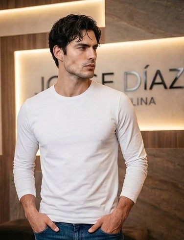 Camiseta básica de manga larga para hombre en algodón elástico con cuello redondo y ajuste slim fit, disponible en colores negro, blanco, gris claro y azul marino/rey
