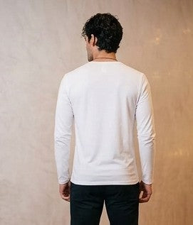 Camiseta básica de manga larga para hombre en algodón elástico con cuello redondo y ajuste slim fit, disponible en colores negro, blanco, gris claro y azul marino/rey