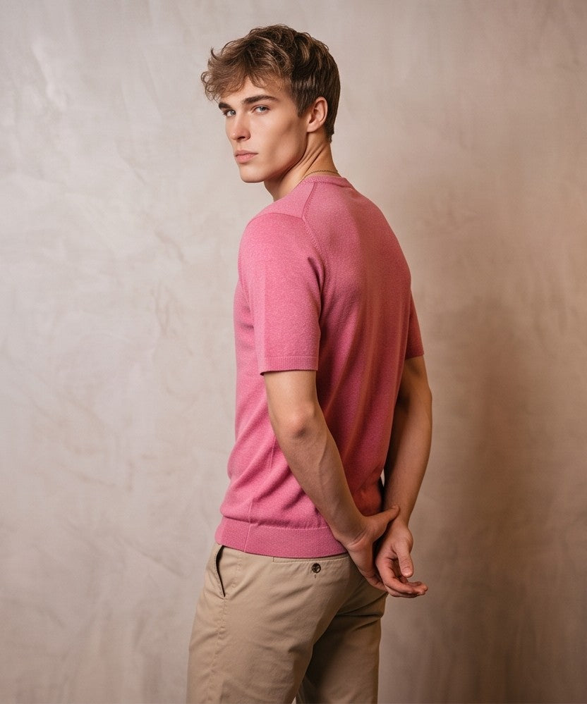 Camiseta de manga corta para hombre en tejido de punto fino ligero y texturizado, con cuello redondo clásico y detalles acanalados en el cuello y las mangas. Prenda versátil y atemporal disponible en una gama de 10 colores