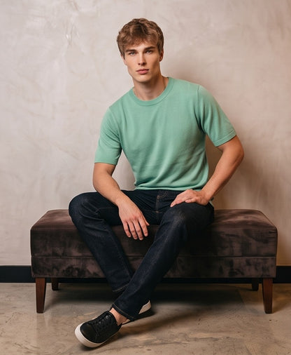 Camiseta de manga corta para hombre en tejido de punto fino ligero y texturizado, con cuello redondo clásico y detalles acanalados en el cuello y las mangas. Prenda versátil y atemporal disponible en una gama de 10 colores