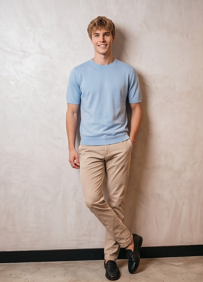 Camiseta de manga corta para hombre en tejido de punto fino ligero y texturizado, con cuello redondo clásico y detalles acanalados en el cuello y las mangas. Prenda versátil y atemporal disponible en una gama de 10 colores