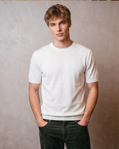 Camiseta de manga corta para hombre en tejido de punto fino ligero y texturizado, con cuello redondo clásico y detalles acanalados en el cuello y las mangas. Prenda versátil y atemporal disponible en una gama de 10 colores