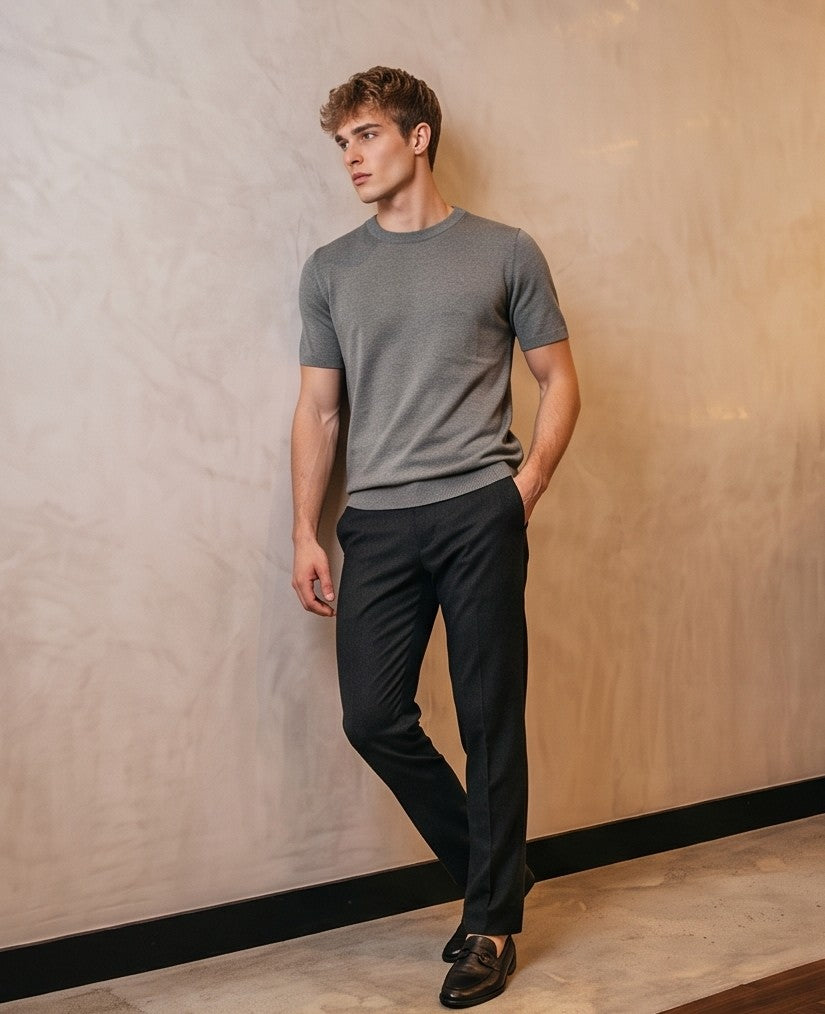 Camiseta de manga corta para hombre en tejido de punto fino ligero y texturizado, con cuello redondo clásico y detalles acanalados en el cuello y las mangas. Prenda versátil y atemporal disponible en una gama de 10 colores.