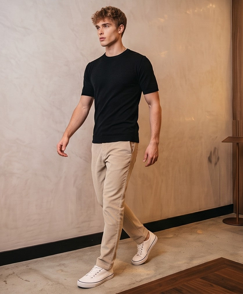 Camiseta de manga corta para hombre en tejido de punto fino ligero y texturizado, con cuello redondo clásico y detalles acanalados en el cuello y las mangas. Prenda versátil y atemporal disponible en una gama de 10 colores.