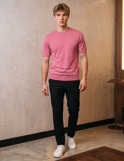 Camiseta de manga corta para hombre en tejido de punto fino ligero y texturizado, con cuello redondo clásico y detalles acanalados en el cuello y las mangas. Prenda versátil y atemporal disponible en una gama de 10 colores