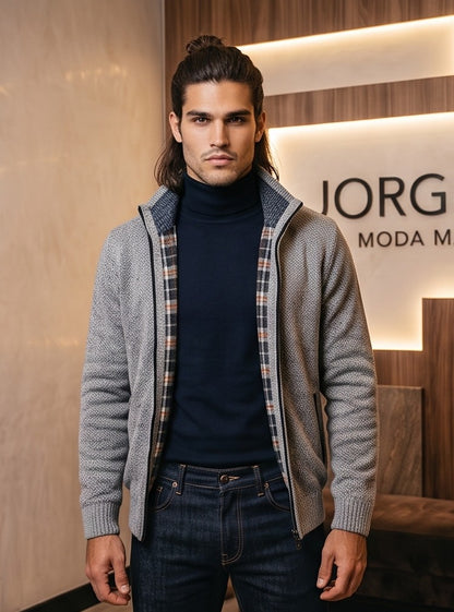 Cárdigan de punto grueso para hombre con cuello alto, cierre de cremallera metálica y forro interior de cuadros escoceses, disponible en negro, gris oscuro jaspeado, azul jaspeado y rojo burdeos jaspeado, exhibido en una tienda de moda masculina