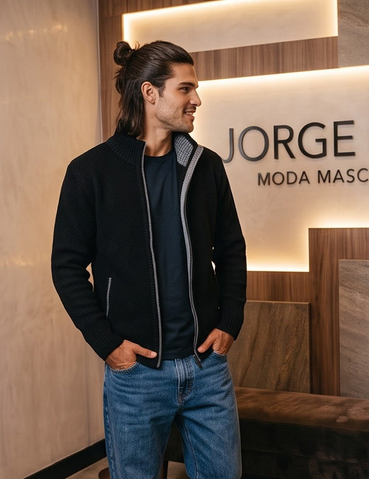 Cárdigan de punto grueso para hombre con cuello alto, cierre de cremallera metálica y forro interior de cuadros escoceses, disponible en negro, gris oscuro jaspeado, azul jaspeado y rojo burdeos jaspeado, exhibido en una tienda de moda masculina