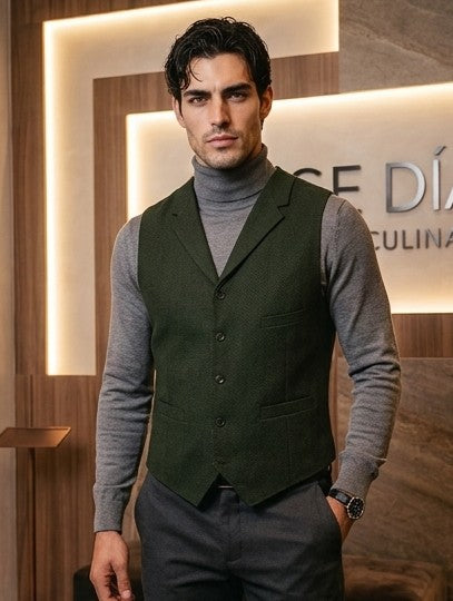 chaleco de vestir para hombre de corte clásico y entallado, disponible en una paleta de 8 colores distintos. La prenda está confeccionada en una mezcla de lana con un patrón de espiga texturizado. Presenta un cierre frontal de cinco botones, solapas de muesca, dos bolsillos laterales funcionales y un ajustador de espalda con hebilla para un ajuste perfecto