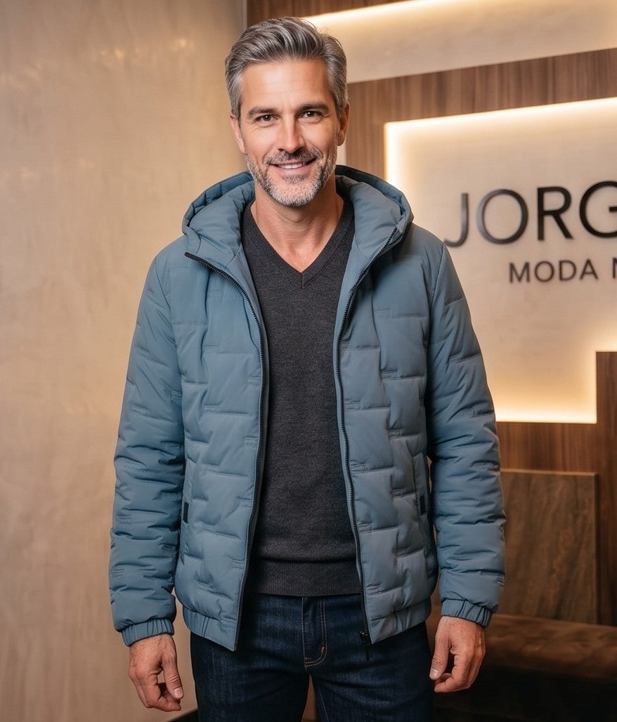 Chaqueta acolchada para hombre de corte holgado con capucha, cremallera frontal y textura geométrica termosellada, disponible en tonos beige crema, azul grisáceo y negro