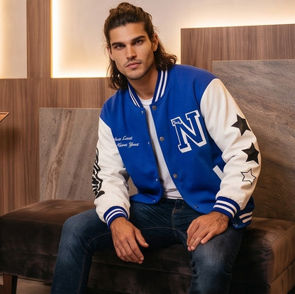 Chaqueta varsity de béisbol para hombre estilo universitario retro con mangas en contraste blanco, parche frontal de la letra N bordada y detalles de estrellas en las mangas, disponible en color negro, azul y verde