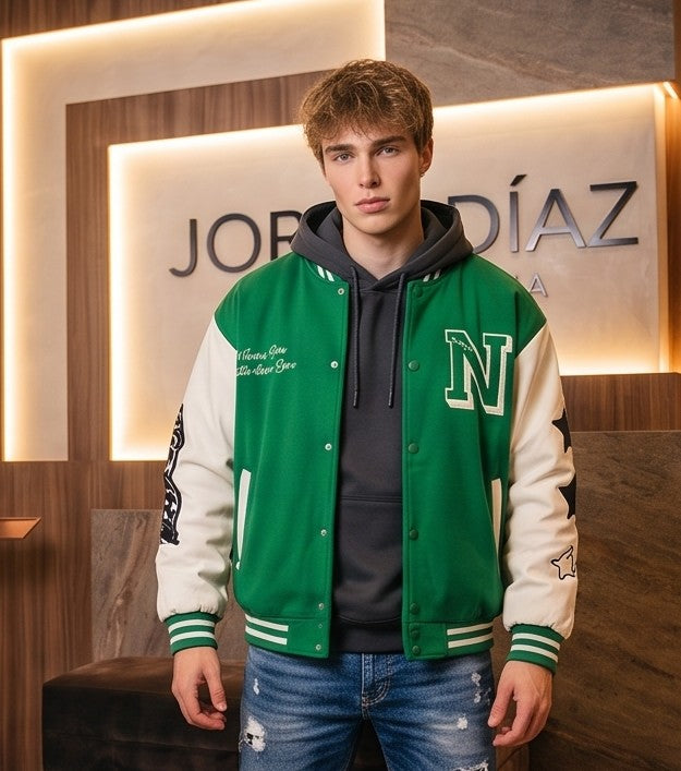 Chaqueta varsity de béisbol para hombre estilo universitario retro con mangas en contraste blanco, parche frontal de la letra N bordada y detalles de estrellas en las mangas, disponible en color negro, azul y verde