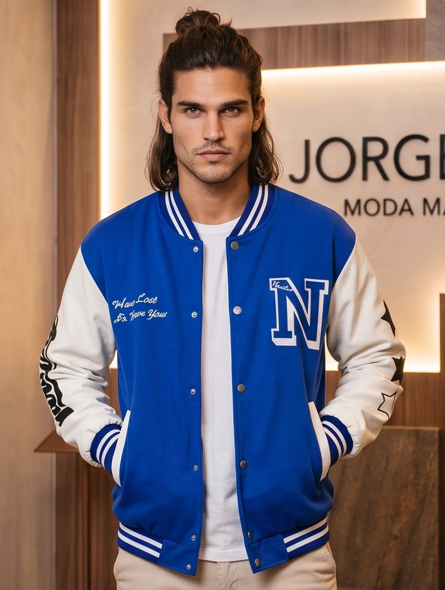 Chaqueta varsity de béisbol para hombre estilo universitario retro con mangas en contraste blanco, parche frontal de la letra N bordada y detalles de estrellas en las mangas, disponible en color negro, azul y verde