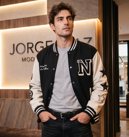 Chaqueta varsity de béisbol para hombre estilo universitario retro con mangas en contraste blanco, parche frontal de la letra N bordada y detalles de estrellas en las mangas, disponible en color negro, azul y verde