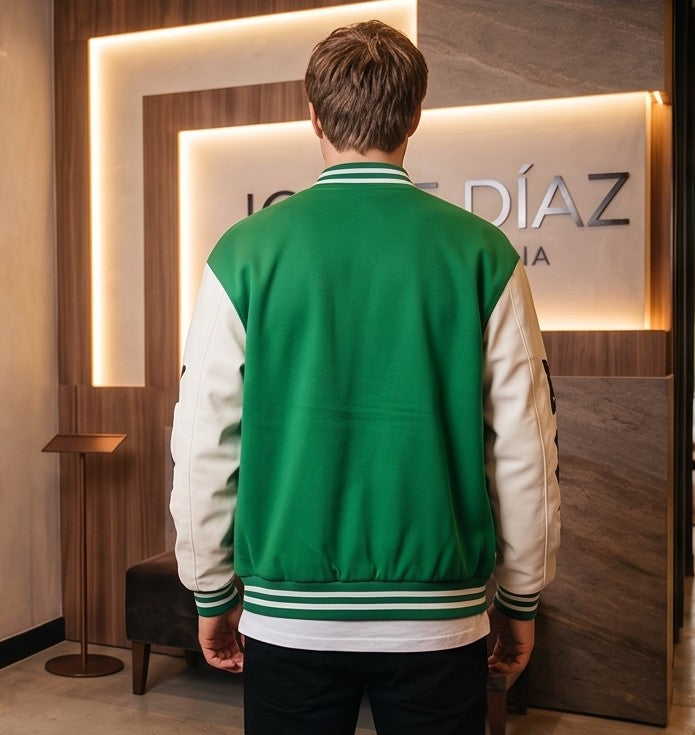 Chaqueta varsity de béisbol para hombre estilo universitario retro con mangas en contraste blanco, parche frontal de la letra N bordada y detalles de estrellas en las mangas, disponible en color negro, azul y verde