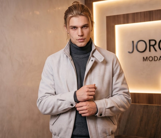 Chaqueta bomber de corte relajado para hombre en color liso, confeccionada en tejido de mezcla de algodón, con cierre frontal de cremallera oculta por solapa, cuello alto envolvente con tira de abotonado doble, bolsillos diagonales con solapa y acabados elásticos en cintura y puños