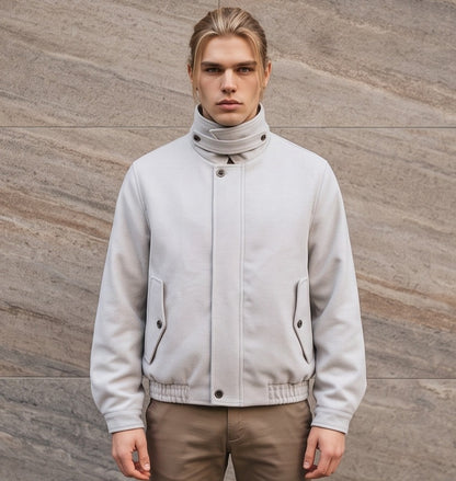 Chaqueta bomber de corte relajado para hombre en color liso, confeccionada en tejido de mezcla de algodón, con cierre frontal de cremallera oculta por solapa, cuello alto envolvente con tira de abotonado doble, bolsillos diagonales con solapa y acabados elásticos en cintura y puños