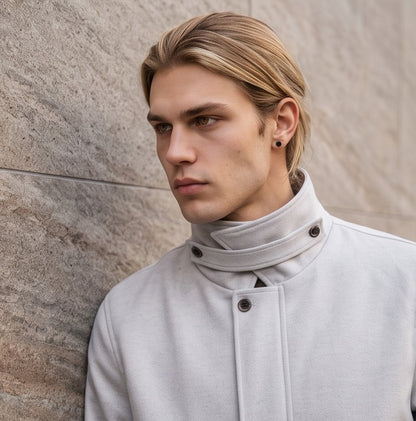 Chaqueta bomber de corte relajado para hombre en color liso, confeccionada en tejido de mezcla de algodón, con cierre frontal de cremallera oculta por solapa, cuello alto envolvente con tira de abotonado doble, bolsillos diagonales con solapa y acabados elásticos en cintura y puños
