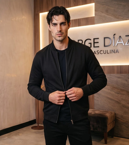 Chaqueta bomber ligera para hombre en color liso con cremallera frontal completa, cuello tipo béisbol subido en contraste negro y bolsillos laterales, disponible en gris, verde militar, negro, amarillo mostaza, rojo y azul marino.