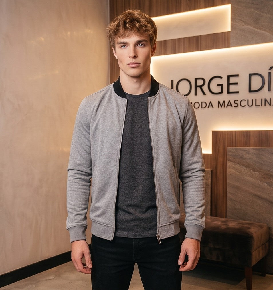 Chaqueta bomber ligera para hombre en color liso con cremallera frontal completa, cuello tipo béisbol subido en contraste negro y bolsillos laterales, disponible en gris, verde militar, negro, amarillo mostaza, rojo y azul marino.