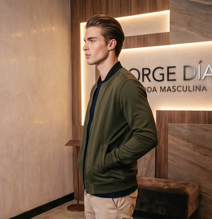 Chaqueta bomber ligera para hombre en color liso con cremallera frontal completa, cuello tipo béisbol subido en contraste negro y bolsillos laterales, disponible en gris, verde militar, negro, amarillo mostaza, rojo y azul marino.