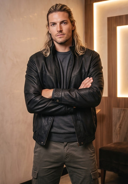 Chaqueta bomber para hombre en color negro y verde grisáceo con cuello alto, cierre de cremallera frontal, cintura elástica y corte holgado.