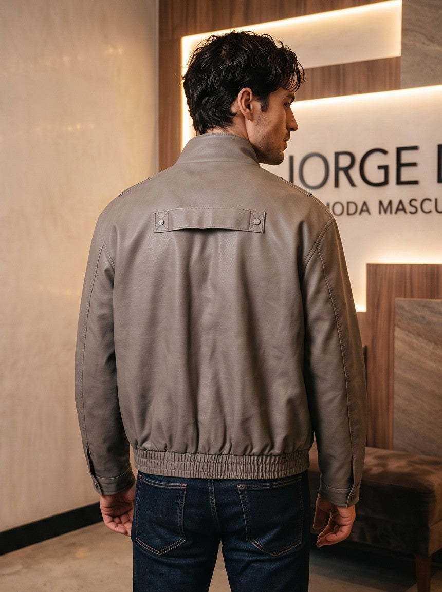 Chaqueta bomber para hombre en color negro y verde grisáceo con cuello alto, cierre de cremallera frontal, cintura elástica y corte holgado.