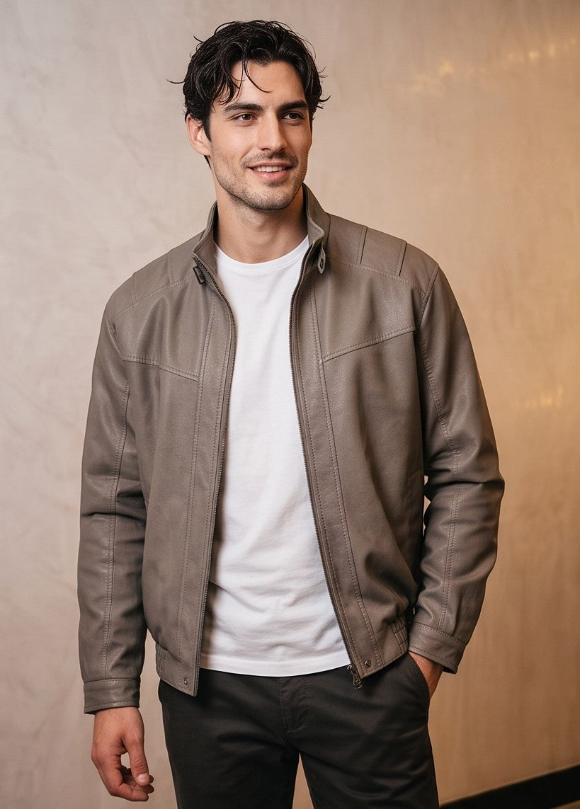 Chaqueta bomber para hombre en color negro y verde grisáceo con cuello alto, cierre de cremallera frontal, cintura elástica y corte holgado.