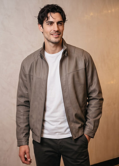Chaqueta bomber para hombre en color negro y verde grisáceo con cuello alto, cierre de cremallera frontal, cintura elástica y corte holgado.